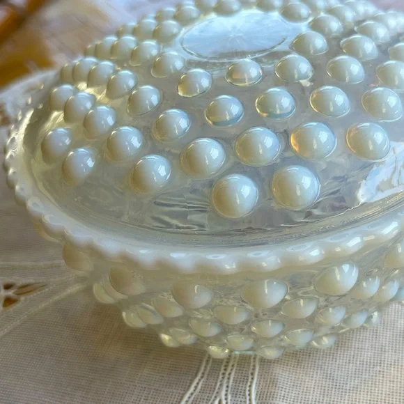 Vintage Hobnail dresser box milky glass - Picture 4 of 9